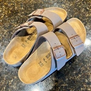 LIKE NEW! Birkenstock Arizona Sandal - Size 39 US Women’s 8